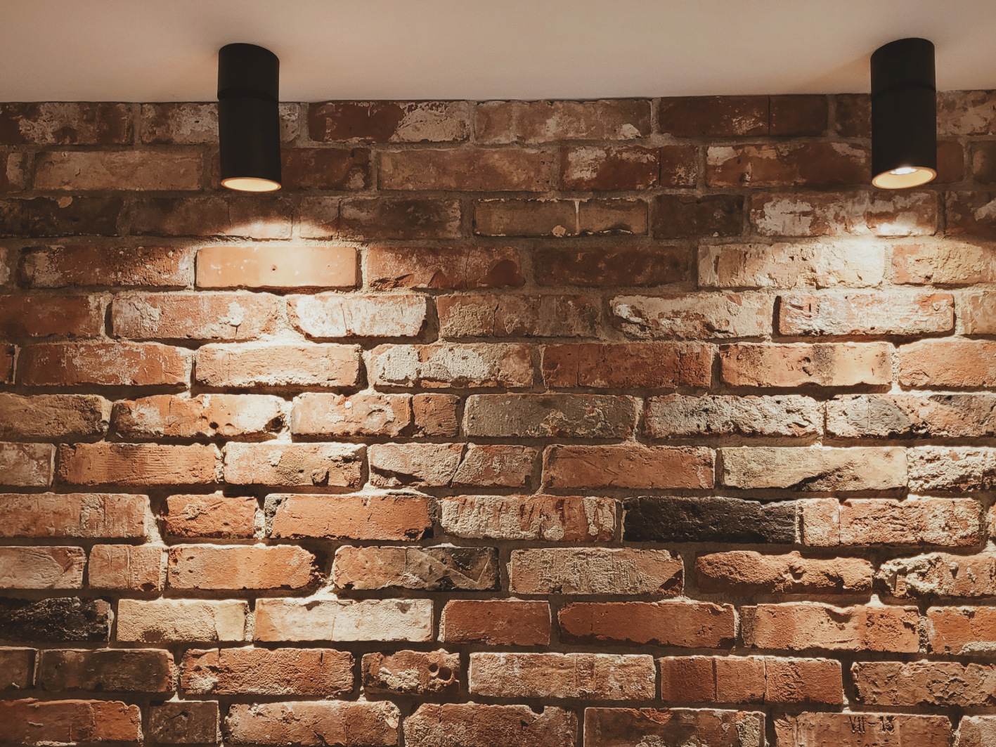 cegla_płytki_z_cegły_na_ściane_projekt_marcin_kuczara_loftmanufaktura realizacja cukiernia kraków cegła staropolska