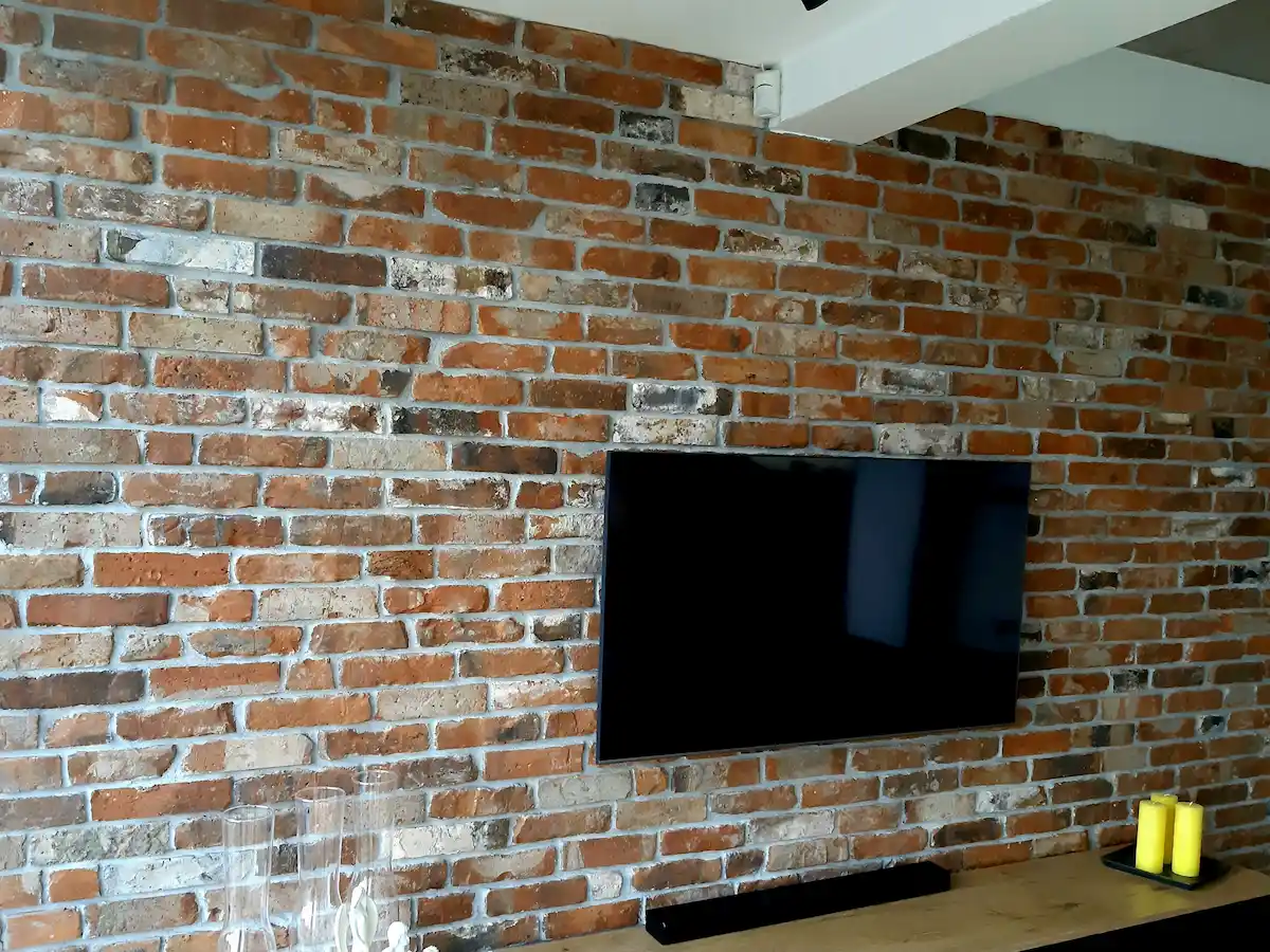 płytki z cegły na ścianie z telewizorem