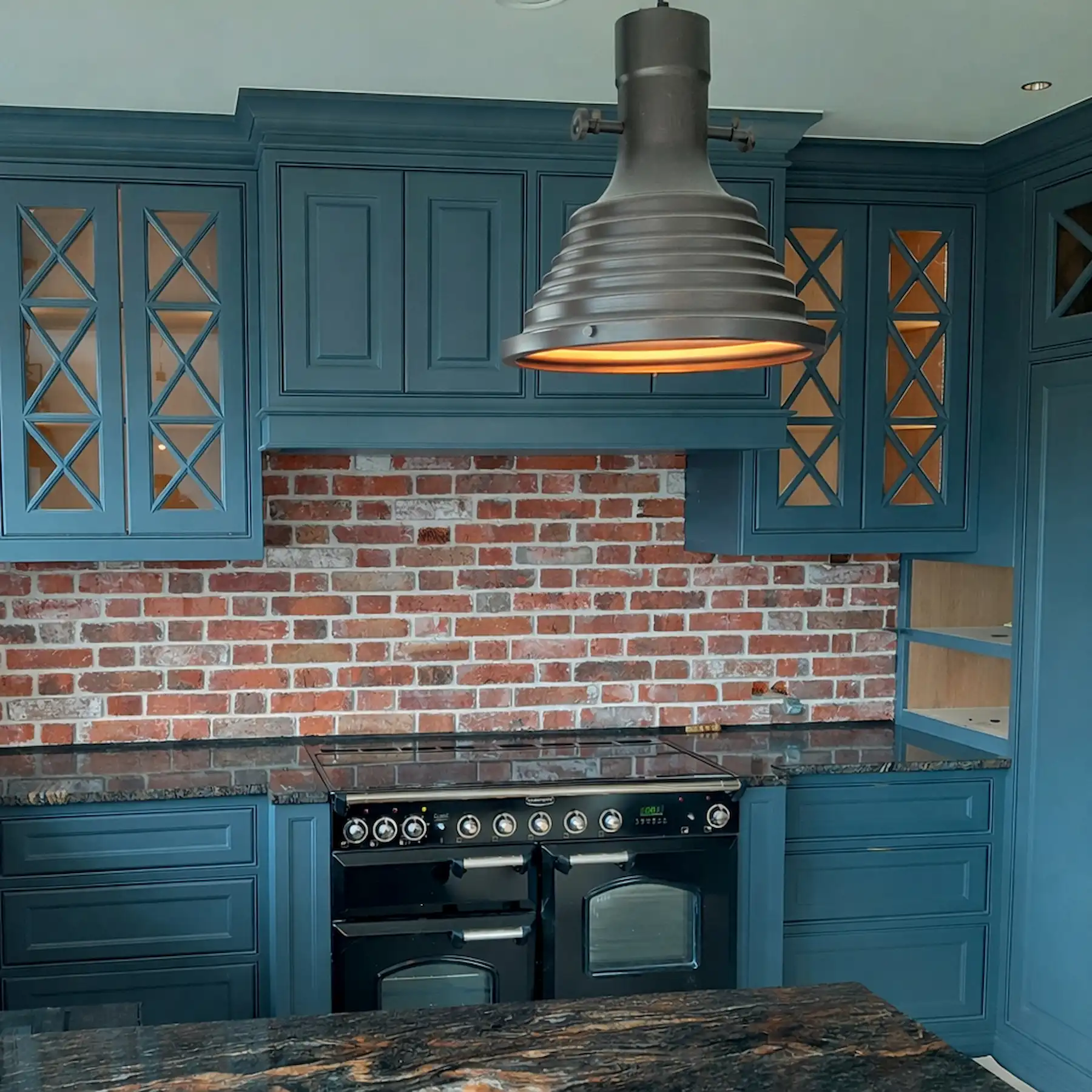 Kuchnia z płytkami ciętymi z cegły typu lico staropolskie, Katowice, fuga stara biel