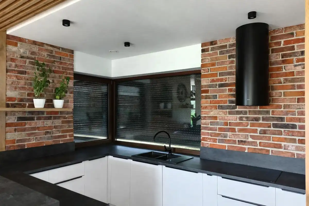 płytki z cegły na ścianie w kuchni