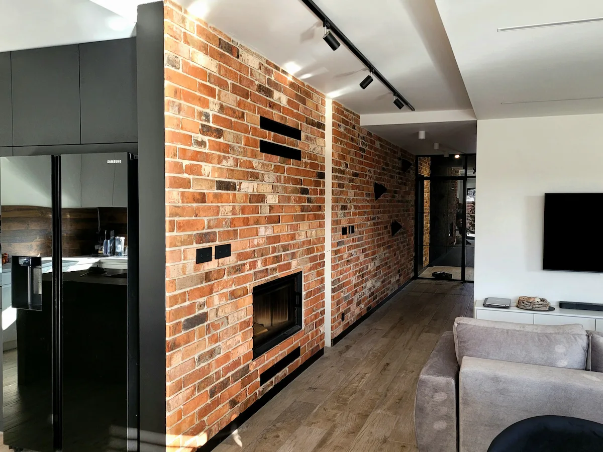 płytki z cegły na ścianie