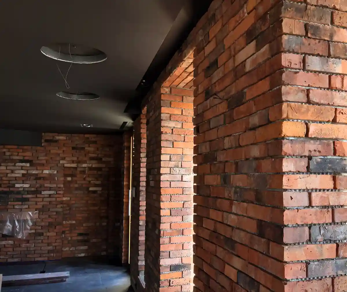 Cegła dekoracyjna we wnętrzu restauracji i hotelu w Krakowie