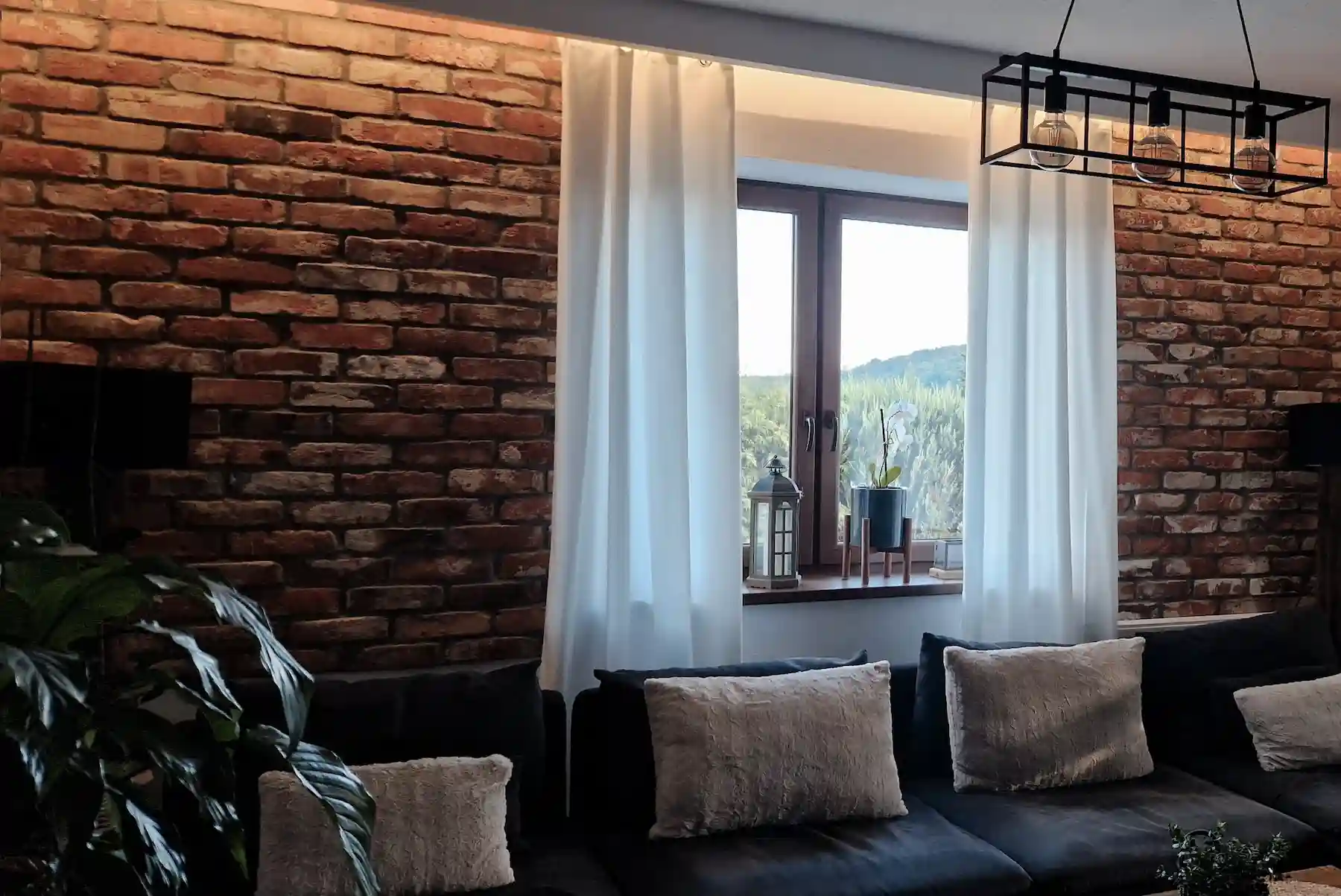 Ściana z cegły rozbiórkowej w salonie – realizacja Loft Manufaktura